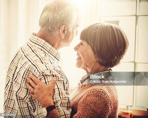 年配のカップルに溶け合う情熱家の中で - カップルのストックフォトや画像を多数ご用意 - カップル, 思い出, 気にかける