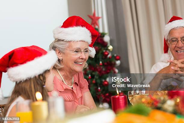 ファミリーラウンジではクリスマスのダイニングテーブル - 12歳から13歳のストックフォトや画像を多数ご用意 - 12歳から13歳, クリスマス, クリスマスツリー