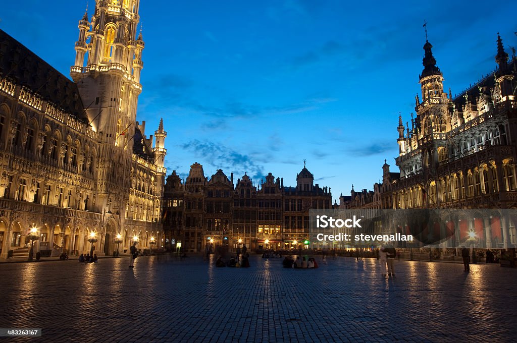 El Grand Place Square Bruselas Bélgica en el crepúsculo - Foto de stock de Exposición larga libre de derechos