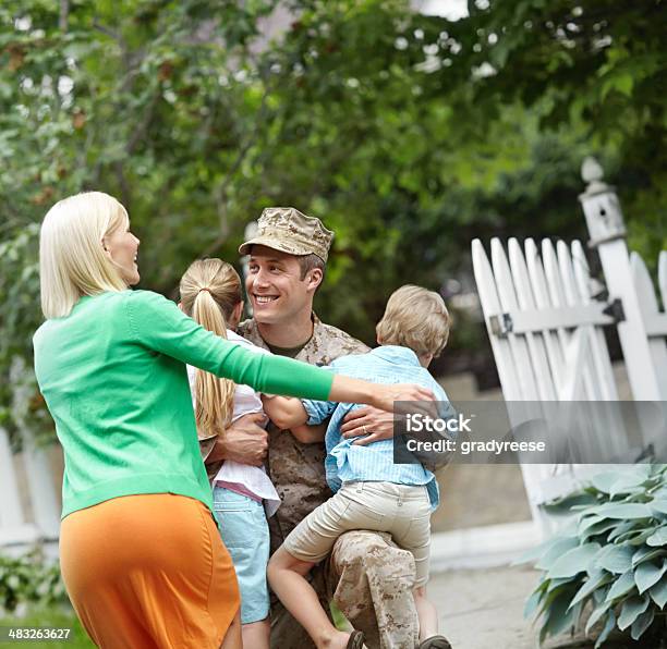 Bienvenido A Casa Foto de stock y más banco de imágenes de Familia - Familia, Llegada, Saludar