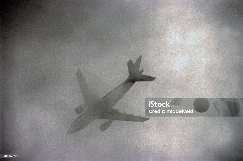 Avion passage de Nuages bas - Photo de Avion libre de droits