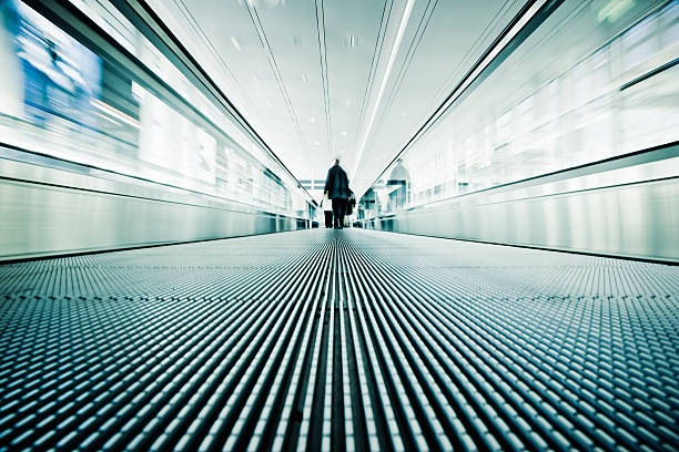 aeroporto de viagem de negócios - escalator people city blurred motion imagens e fotografias de stock