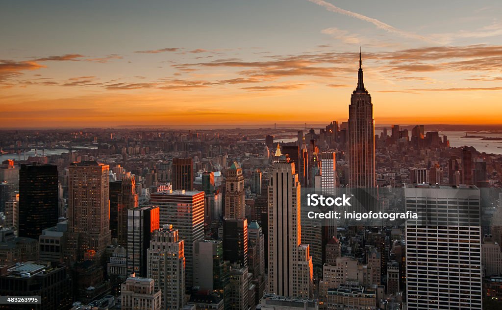 Horizonte de Manhattan ao pôr do sol - Foto de stock de Apartamento royalty-free