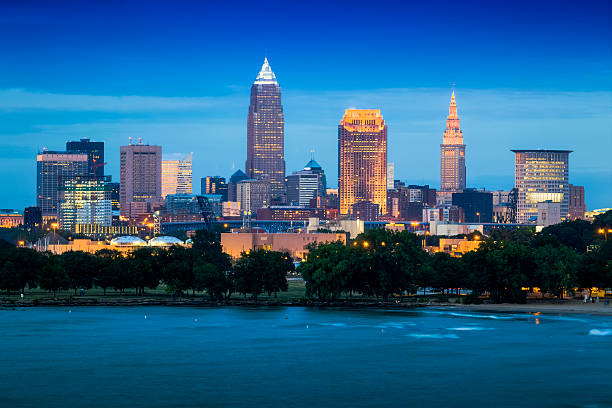 cleveland e o lago erie terra à noite - cleveland imagens e fotografias de stock