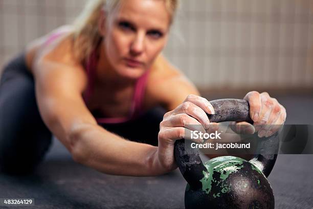 Photo libre de droit de Femme De Repos Au Cours De Kettlebell Entraînement banque d'images et plus d'images libres de droit de Adulte - Adulte, Assis, Entraînement croisé