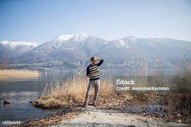 Jovem Usando Tablet Digital - Fotografias de stock e mais imagens de Adulto - Adulto, Alpes suíços, Ao Ar Livre