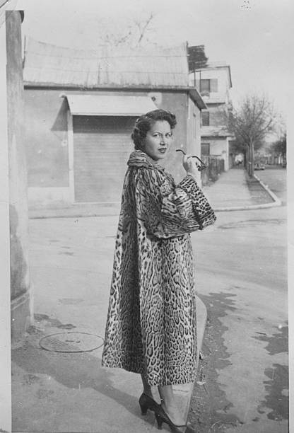 mujer joven de pelo del fifties.black y blanco - fine art portrait portrait street looking at camera fotografías e imágenes de stock