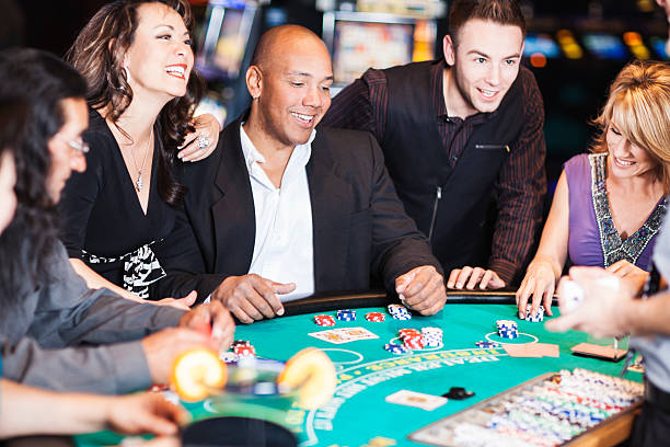 une ganador al blackjack tabla rodeado de amigos felices - currency women luxury wealth fotografías e imágenes de stock