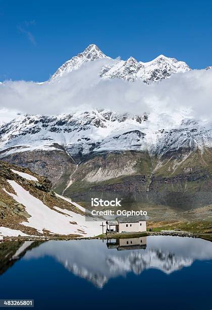 Photo libre de droit de Chapelle Et Les Montagnes Qui Se Reflète Dans Un Lac Xxxl En Petit Comité banque d'images et plus d'images libres de droit de Alpes Pennines