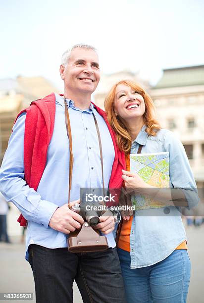 Pareja Madura De Viaje Foto de stock y más banco de imágenes de 50-59 años - 50-59 años, Actividades recreativas, Adulto