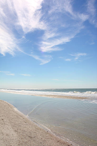 белый песчаный пляж и голубое небо - diagnal стоковые фото и изображения