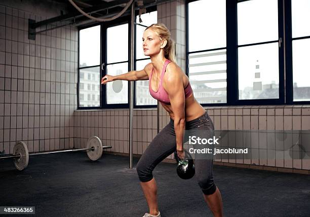 Sportliche Junge Frau Die Training Mit Kettlebells Stockfoto und mehr Bilder von Anaerobes Training