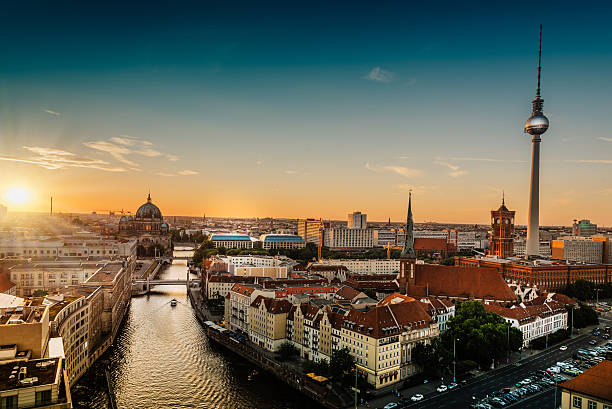 Panoramablick bei Sonnenuntergang über Berlin mit Fernsehturm und Dom