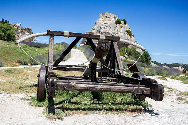 arme médiévale une véritable catapulte - slingshot weapon medieval siege photos et images de collection