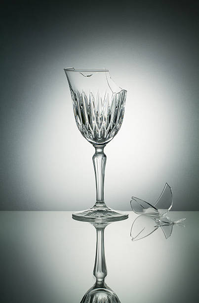verre cassé cristal - wineglass glass crystal studio shot photos et images de collection