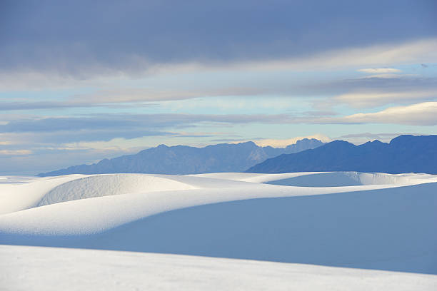 białe piaski i chmury na wschód słońca - white sands national monument zdjęcia i obrazy z banku zdjęć