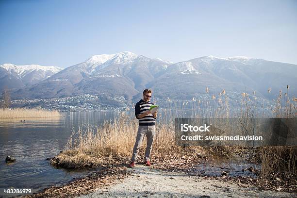 Jovem Usando Tablet Digital - Fotografias de stock e mais imagens de Adulto - Adulto, Alpes suíços, Ao Ar Livre