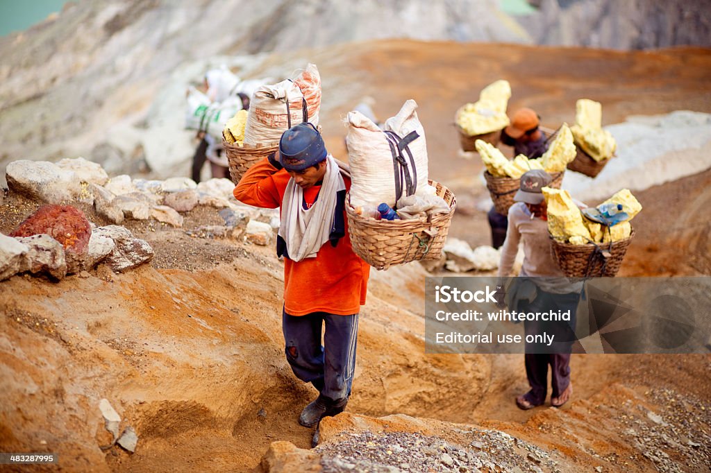 Indonésio trabalhadores na cratera do vulcão Ijen - Foto de stock de Kawah Ijen royalty-free