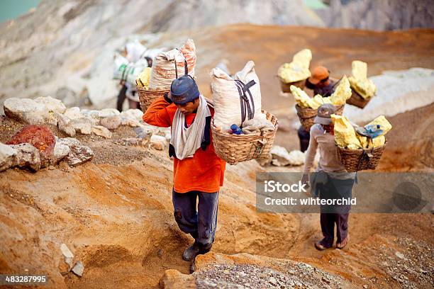 Foto de Indonésio Trabalhadores Na Cratera Do Vulcão Ijen e mais fotos de stock de Kawah Ijen - Kawah Ijen, Ijen Volcano Complex, Indonésia