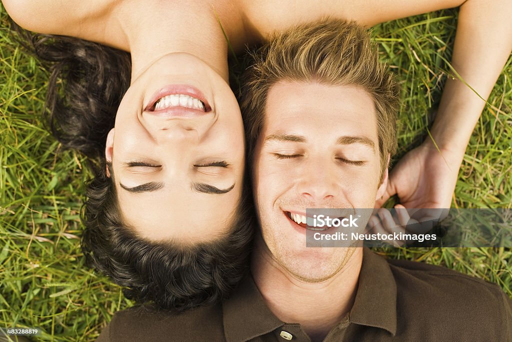 若いカップルに横たわる芝生 - 人の�顔のロイヤリティフリーストックフォト