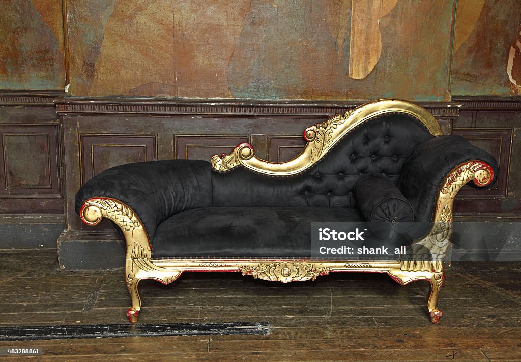 Старый Узкий диванчик для лежания - Стоковые фото Стиль ретро роялти-фри