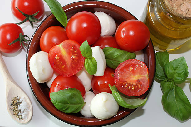 pomodoro e mozzarella - mozzarella tomato salad italy foto e immagini stock