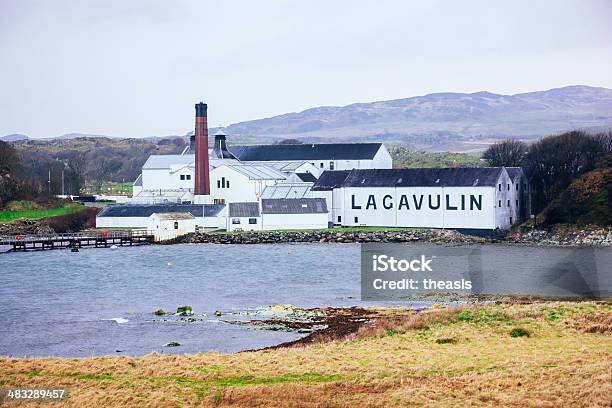 Destilería Lagavulin Foto de stock y más banco de imágenes de Isla de Islay - Isla de Islay, Destilería, Reino Unido