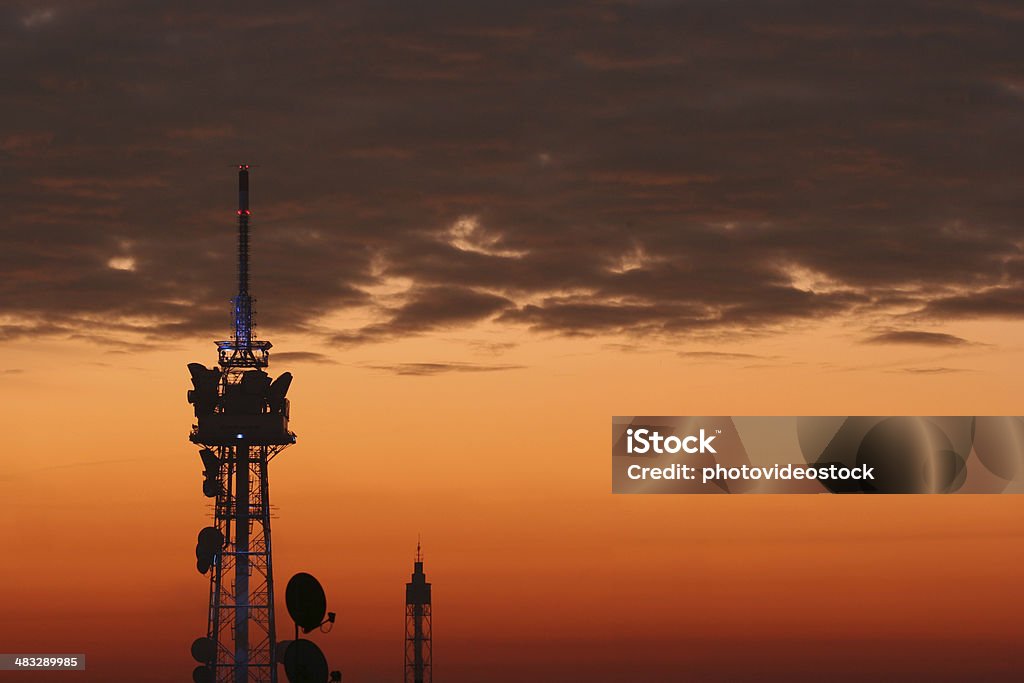 Torres de telecomunicações - Foto de stock de Torre de comunicações royalty-free