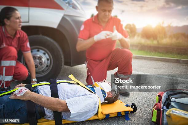 Спасательная Группа Помогая Раненых Человек — стоковые фотографии и другие картинки Help - английское слово - Help - английское слово, Аварии и катастрофы, Автокатастрофа