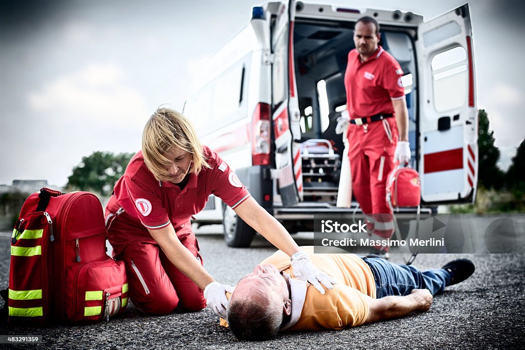 Paramedics succor 、男性、心臓発作 - 救急救命士のロイヤリティフリーストックフォト