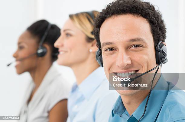 Hombre Feliz Con Auriculares Foto de stock y más banco de imágenes de Centro de llamadas - Centro de llamadas, Hombres, 20 a 29 años