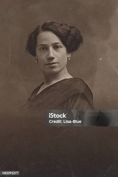 Photo libre de droit de Portrait De Jeune Femme En 1915 banque d'images et plus d'images libres de droit de Femmes - Femmes, D'autrefois, Style rétro
