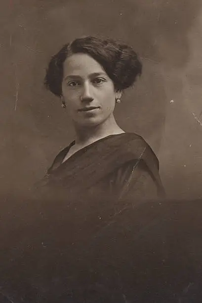 Photo of Portrait of young woman in 1915