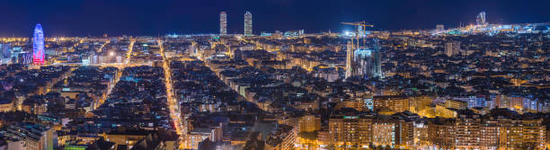 illuminé panorama sur la ville de barcelone, sagrada familia tour agbar méditerranée espagne - port de barcelona catalonia spain barcelona city photos et images de collection