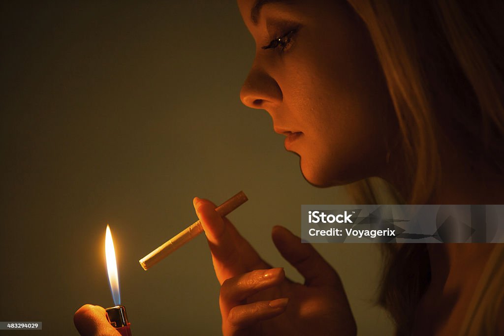 若い女性、明るい照明アップシガレットます。 Girl 喫煙）。 - ストレスのロイヤリティフリーストックフォト
