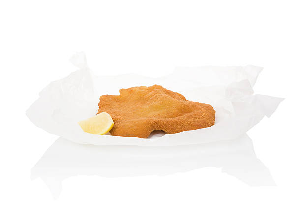 leckere wiener schnitzel. - schnitzel cutlet meat isolated on white stock-fotos und bilder