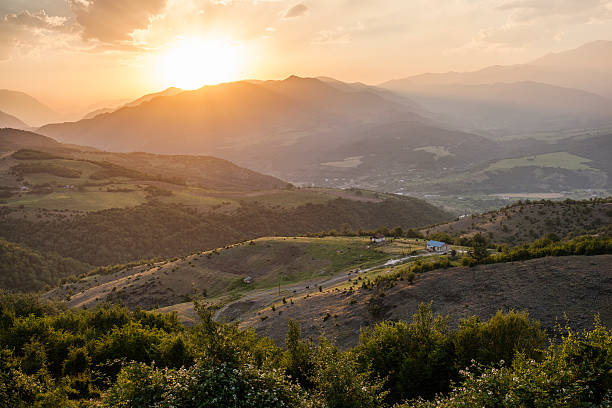 magnifique coucher de soleil sur les montagnes de nagorny karabakh - caucasus mountains photos et images de collection