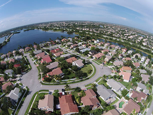 vorstädtischen häusern in florida – luftaufnahme - fort lauderdale aerial view city florida stock-fotos und bilder