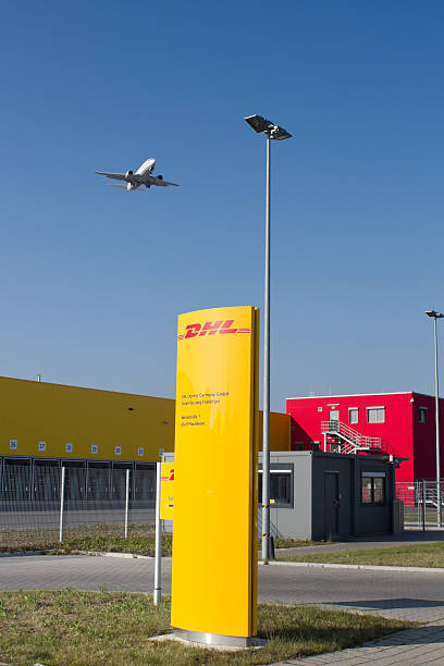 dhl logistyki i dystrybucji center, lądowania samolotu - dhl sign commercial sign germany zdjęcia i obrazy z banku zdjęć