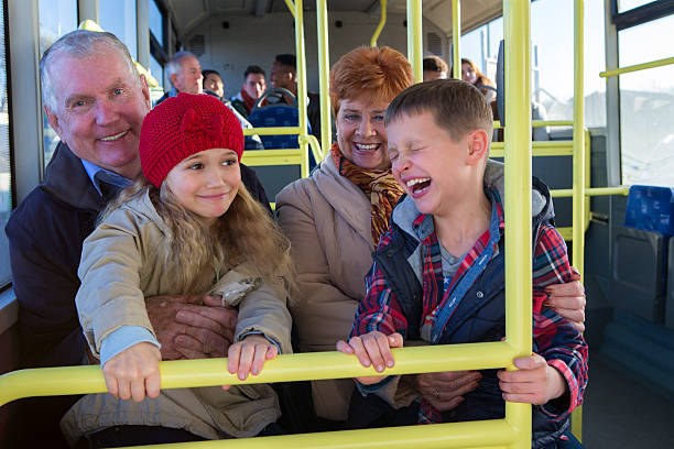 nonni con nipoti sul bus - bus family travel destinations women foto e immagini stock