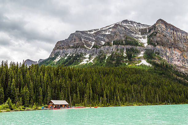 istock The majestic Lake Louise area 483307356
