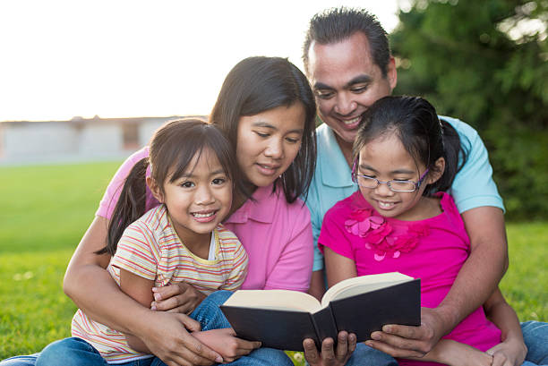 istock Family Book Study in the Park 483307434