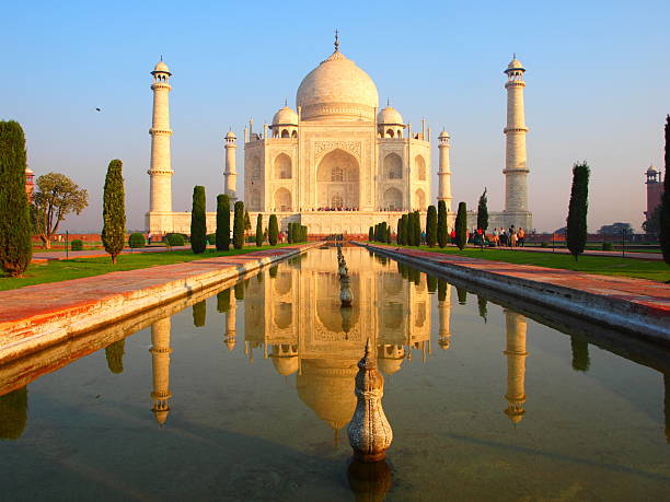 istock Sunrise at the Taj Mahal 483307436