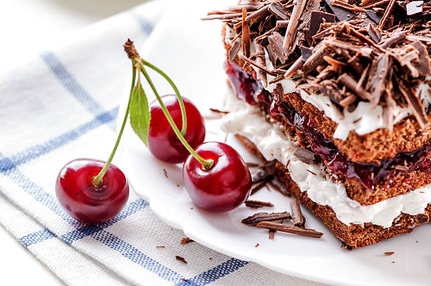 torta foresta nera con ciliegie frutti di bosco capo - dessert fruit torte red foto e immagini stock