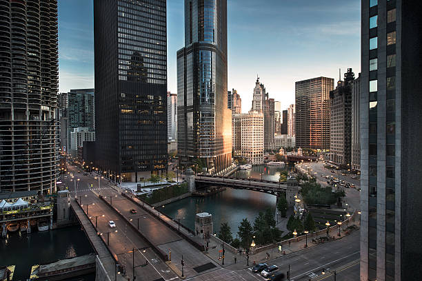 centre-ville de chicago à l'aube - chicago skyline illinois downtown district photos et images de collection