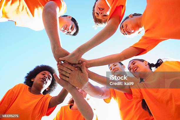 コーチのお子様のグループ - 中央部分のストックフォトや画像を多数ご用意 - 中央部分, 子供, オレンジ色