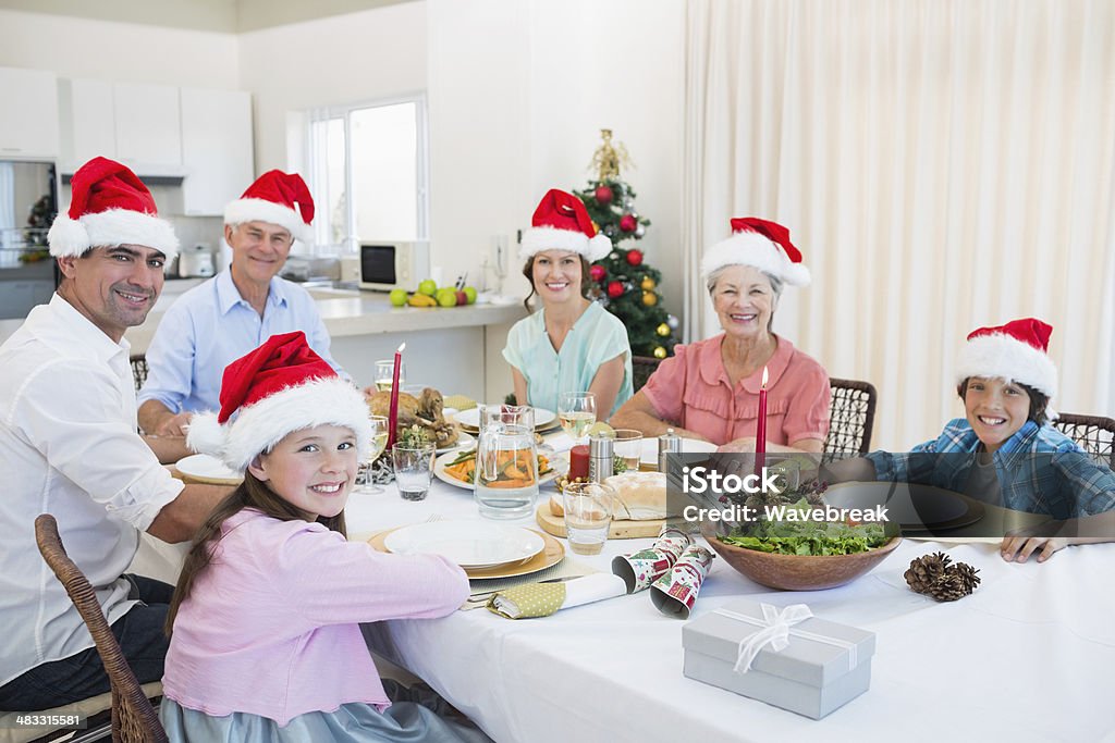 Familia de seis sentado en la mesa de comedor - Foto de stock de 10-11 años libre de derechos
