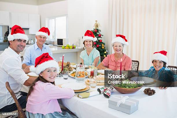 Family Of Six Sitting At Dining Table — стоковые фотографии и другие картинки 10-11 лет - 10-11 лет, 30-39 лет, 35-39 лет