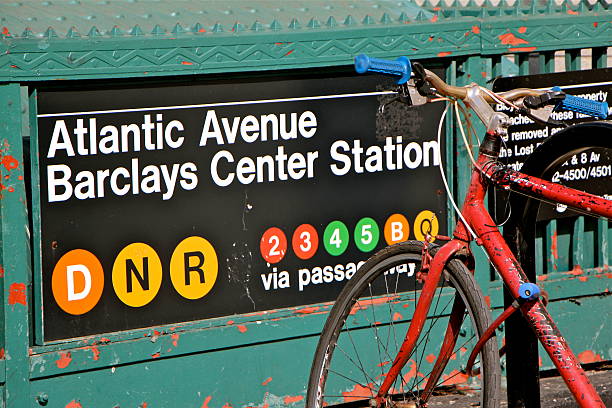 enseigne de métro atlantic avenue barclays center station-d, n,r - n train photos et images de collection