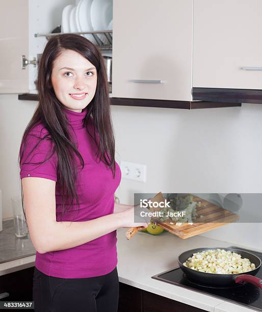 Photo libre de droit de Souriant Fille Frying Aubergine À Plaque De Cuisson banque d'images et plus d'images libres de droit de 25-29 ans